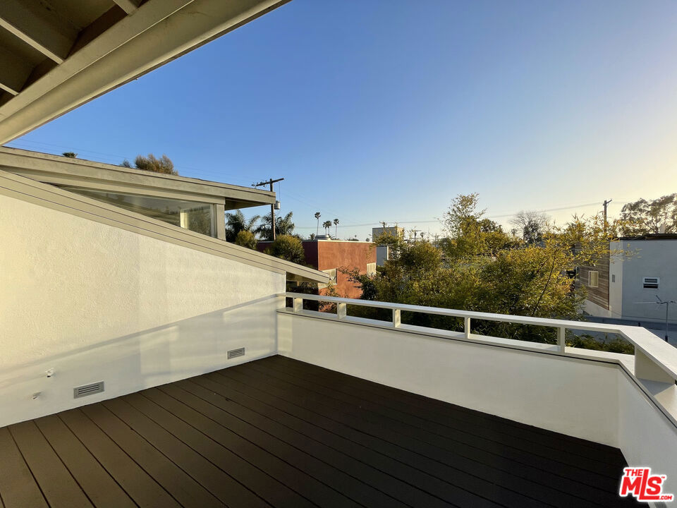 608 1/2 WESTMINSTER Avenue