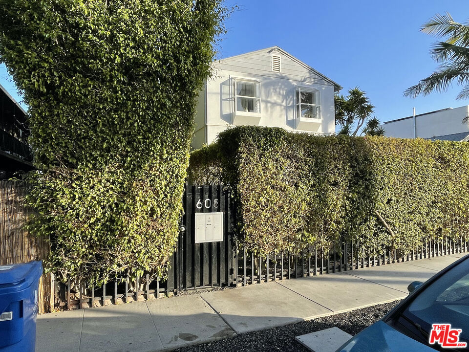 608 1/2 WESTMINSTER Avenue