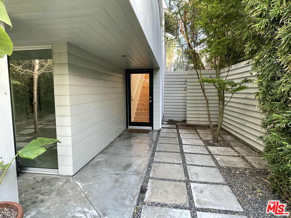 608 1/2 WESTMINSTER Avenue