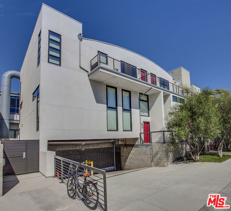 700 MAIN Street Unit: 5