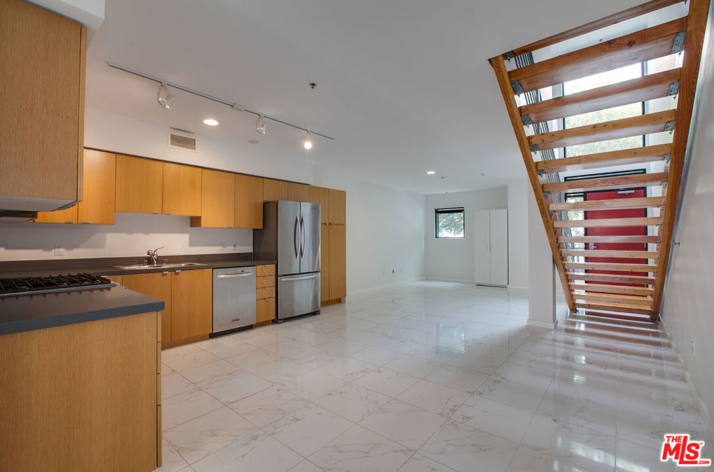 700 MAIN Street Unit: 5