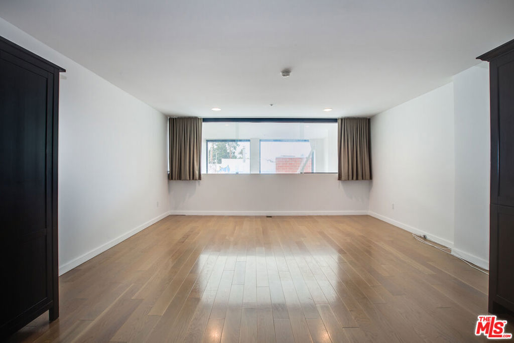 700 MAIN Street Unit: 5