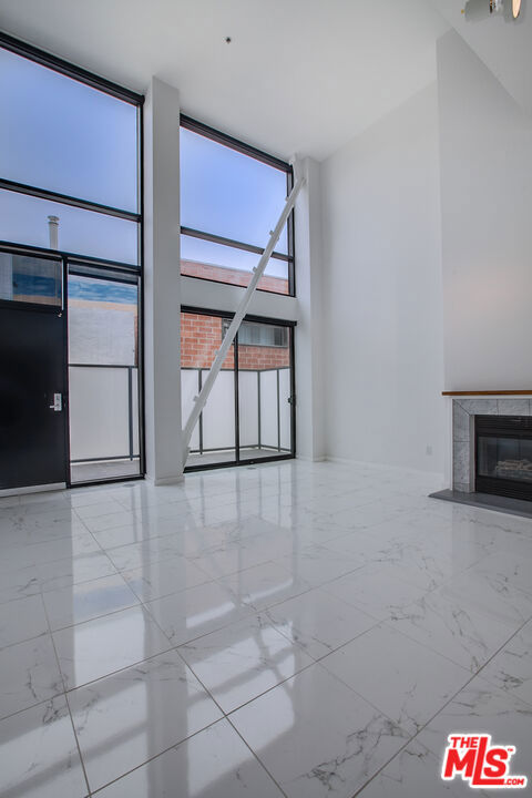 700 MAIN Street Unit: 5