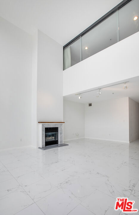 700 MAIN Street Unit: 5