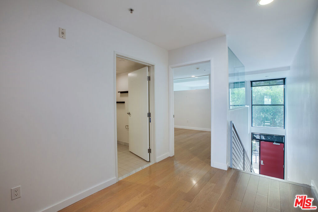 700 MAIN Street Unit: 5