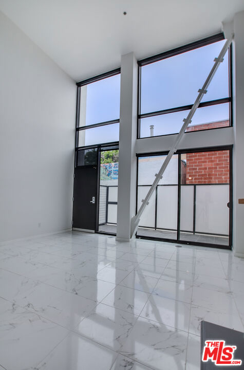 700 MAIN Street Unit: 5