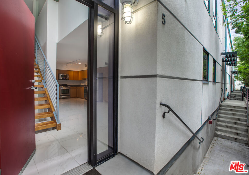 700 MAIN Street Unit: 5