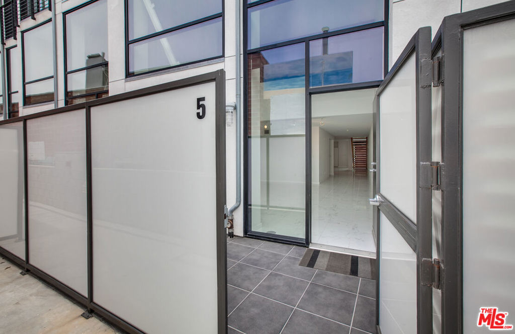 700 MAIN Street Unit: 5