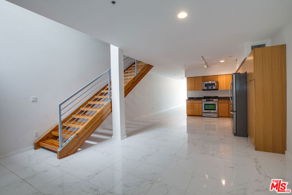 700 MAIN Street Unit: 5