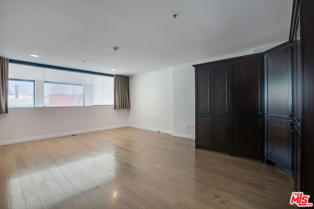 700 MAIN Street Unit: 5