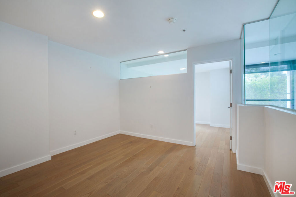 700 MAIN Street Unit: 5