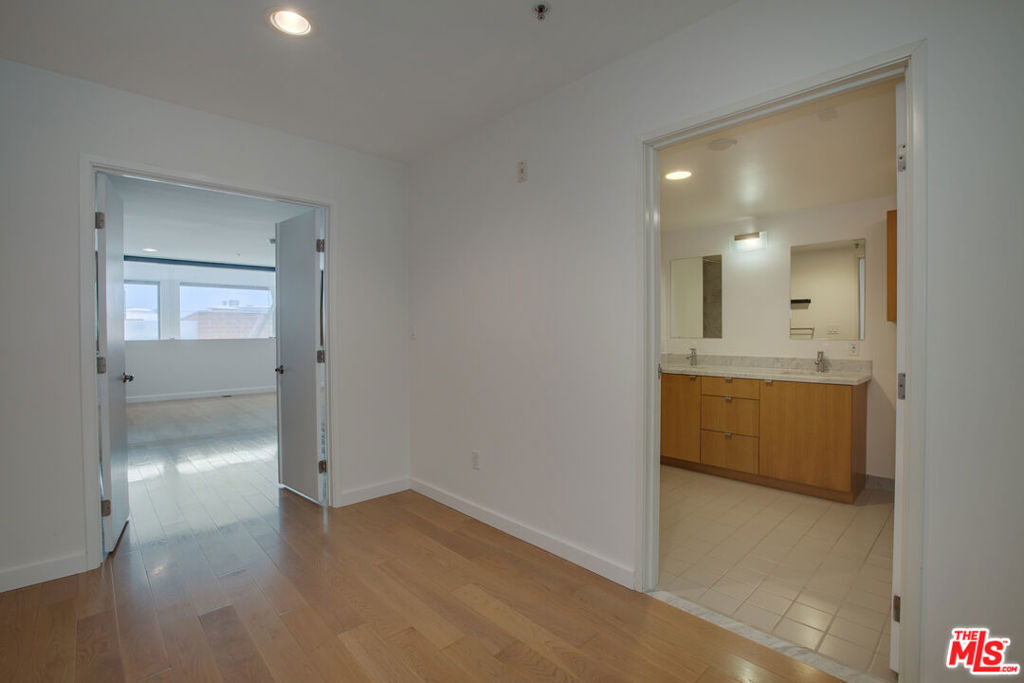 700 MAIN Street Unit: 5