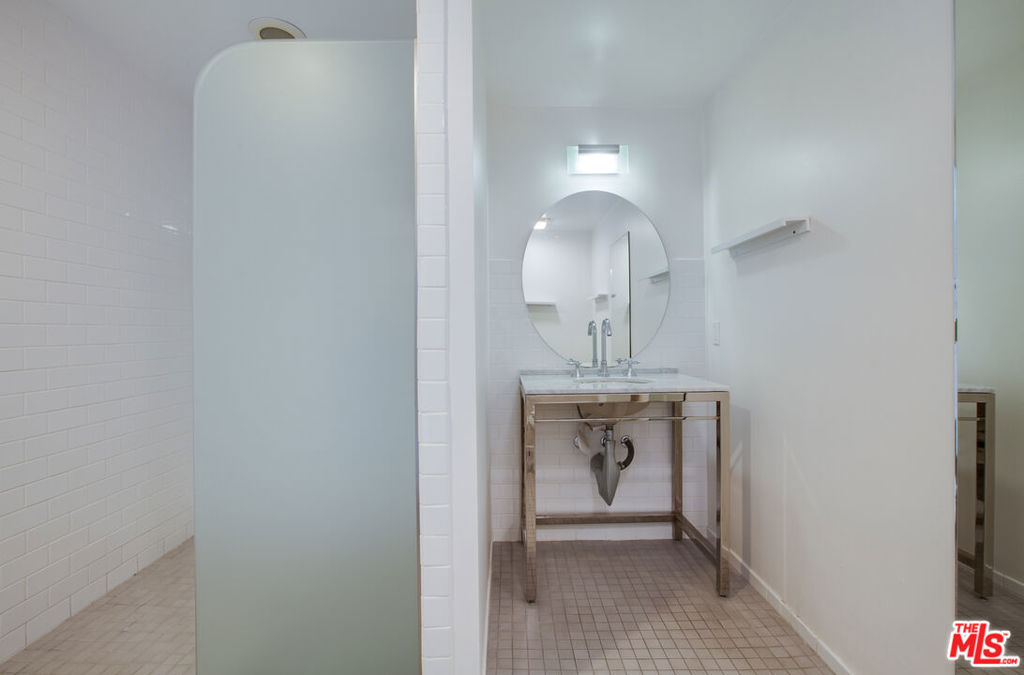 700 MAIN Street Unit: 5