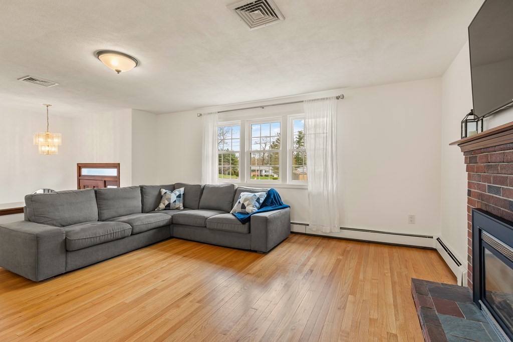 33 Fieldbrook Dr