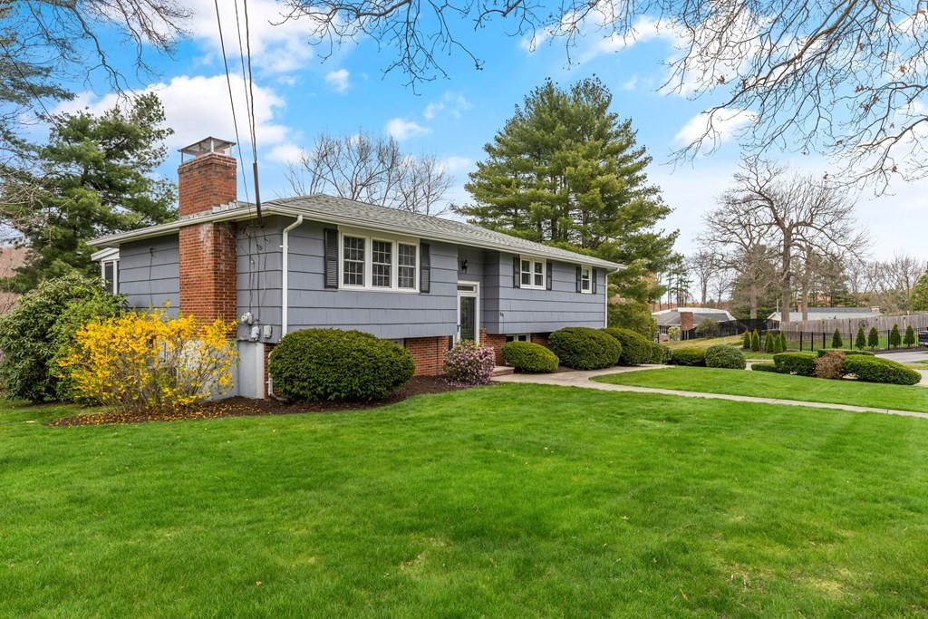 33 Fieldbrook Dr