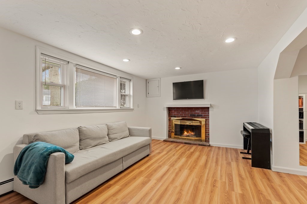 33 Fieldbrook Dr