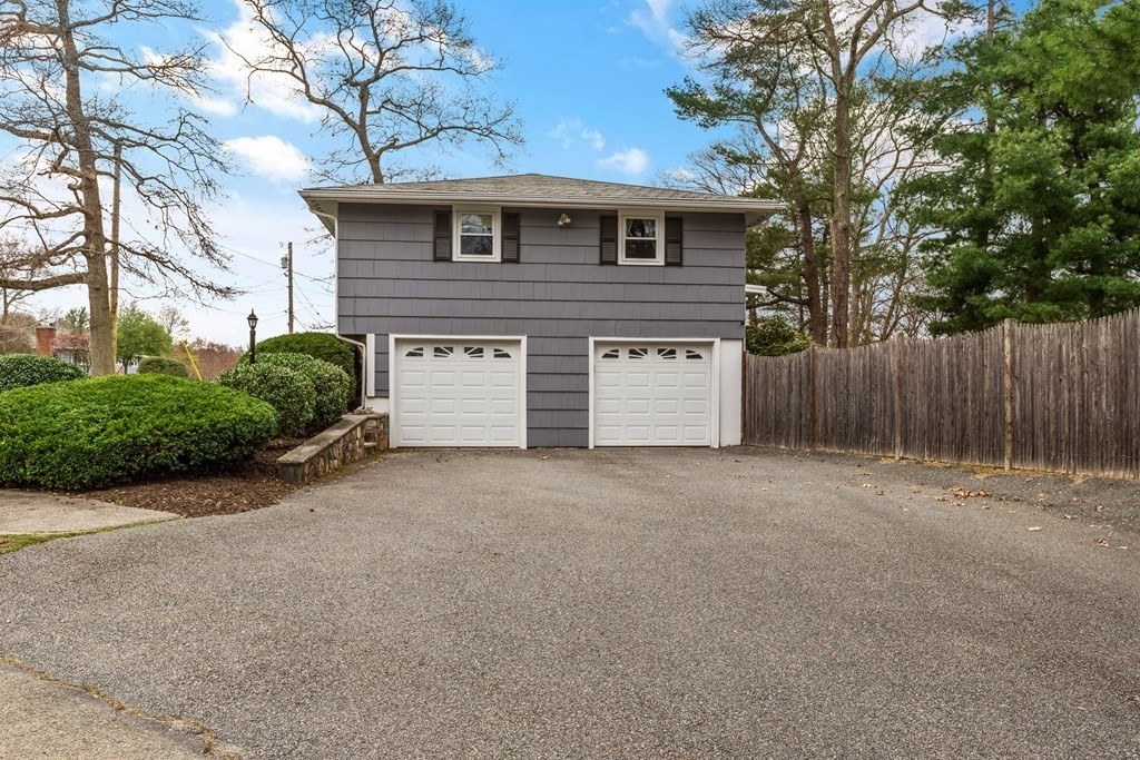 33 Fieldbrook Dr