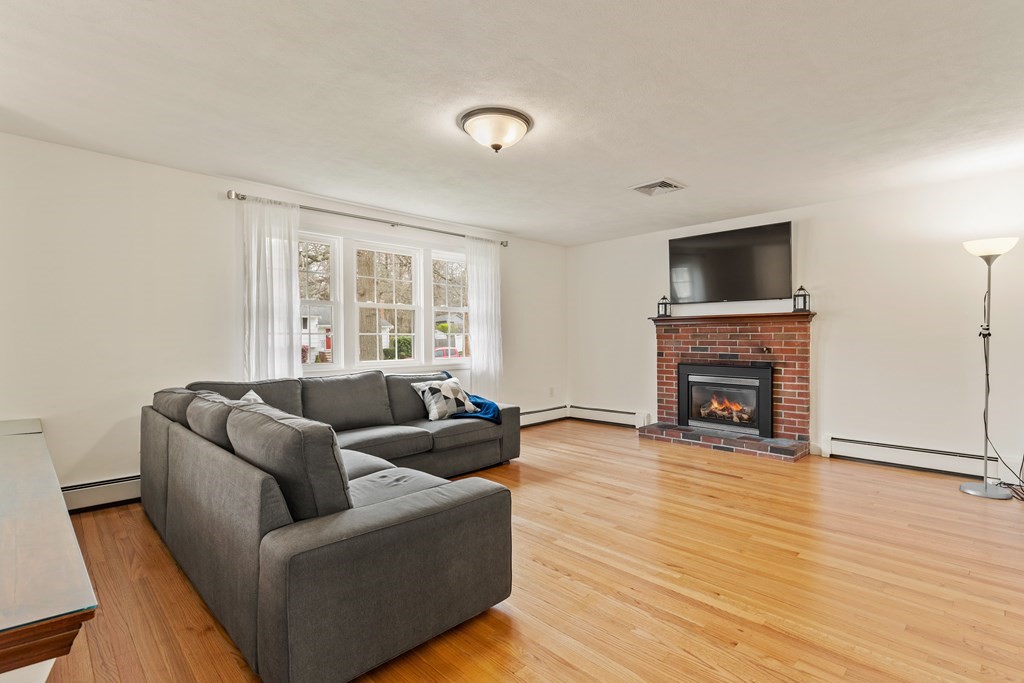 33 Fieldbrook Dr