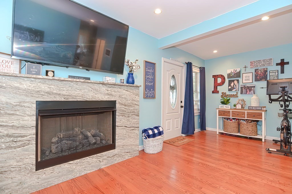 883 Grinnell St