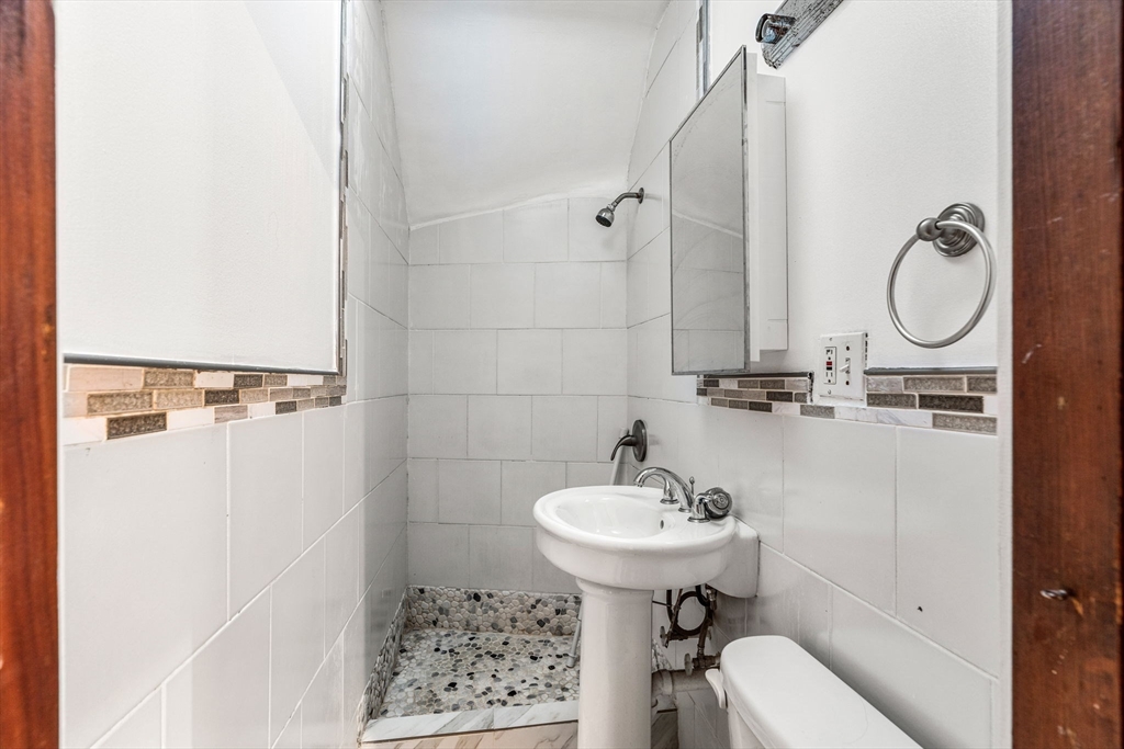 8 Silloway St