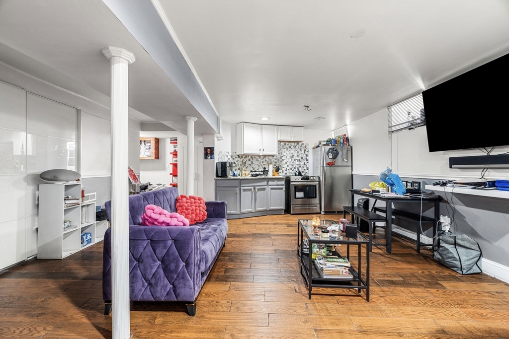8 Silloway St