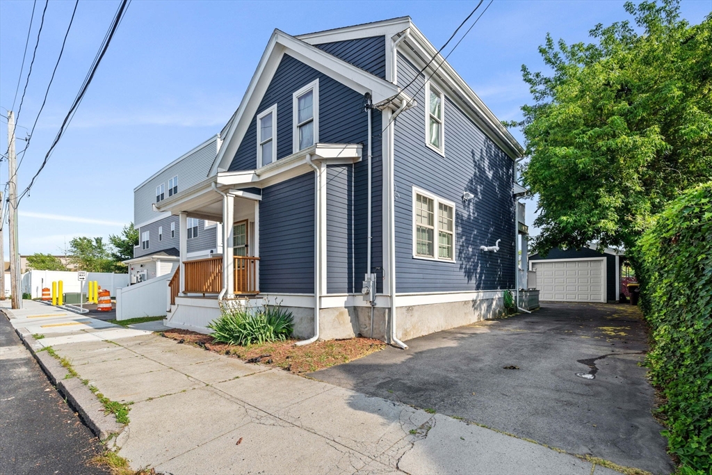 883 Grinnell St