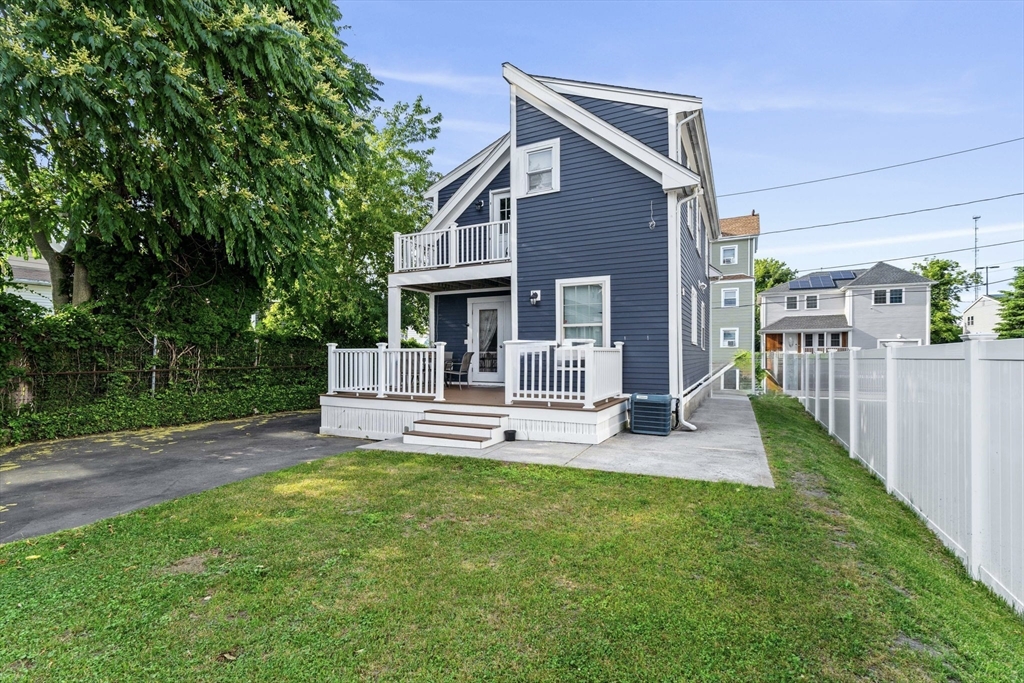 883 Grinnell St