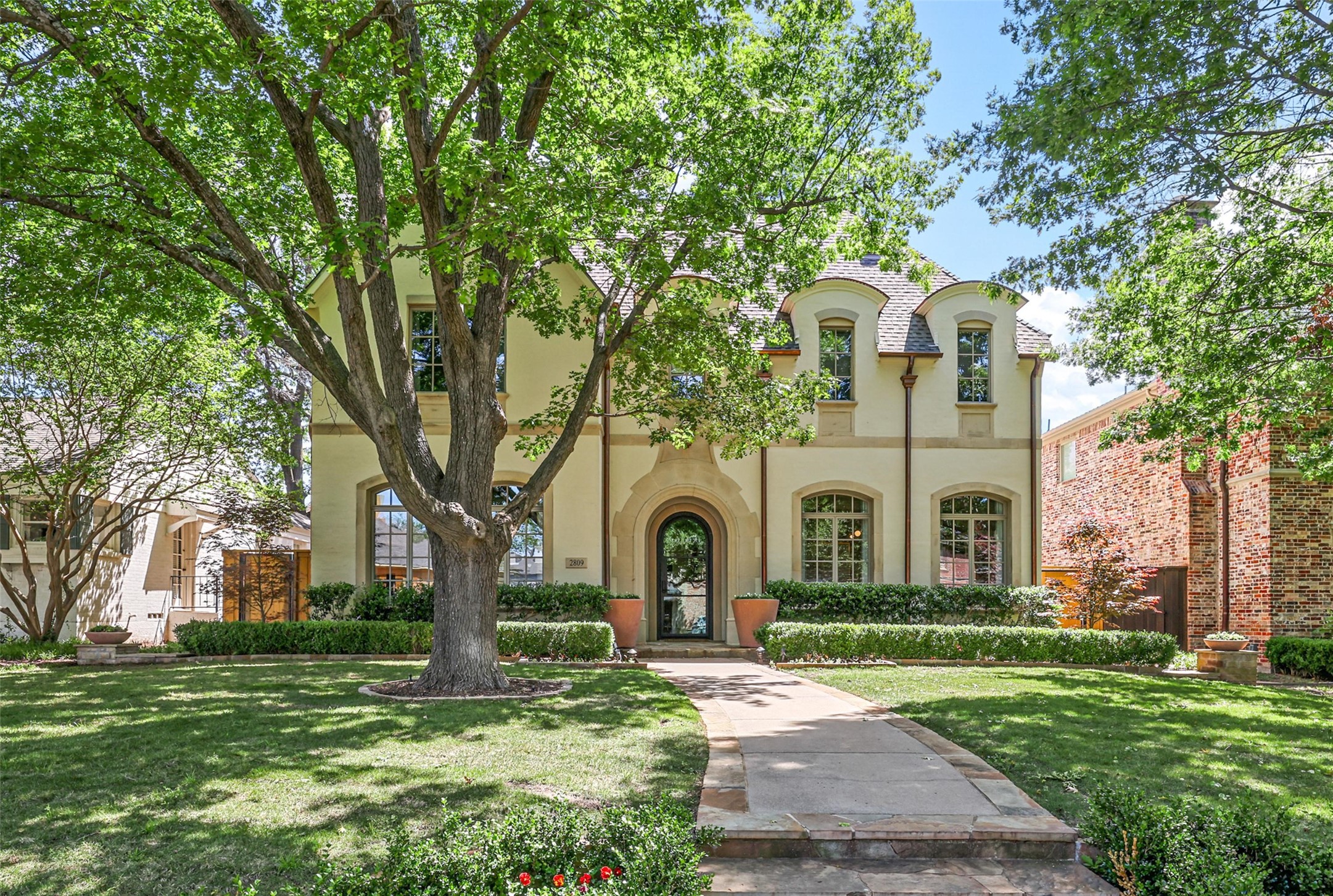 2809 Stanford Avenue