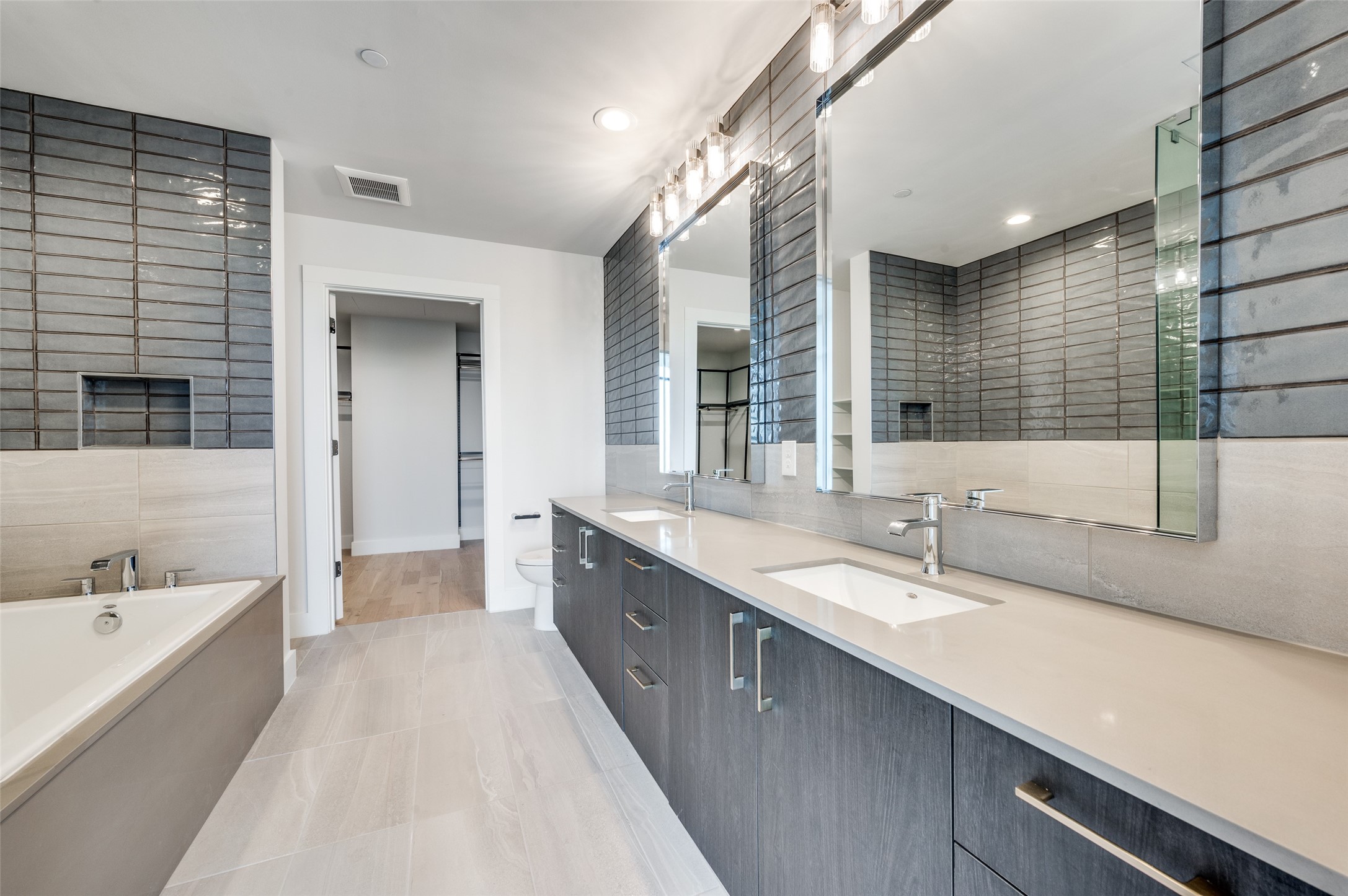8119 Douglas Avenue 806