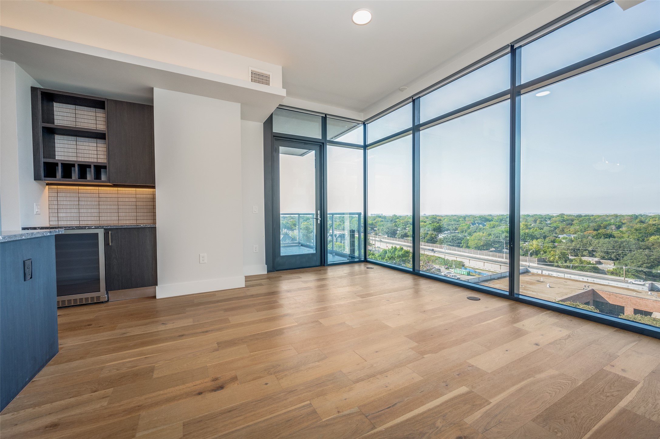 8119 Douglas Avenue 806
