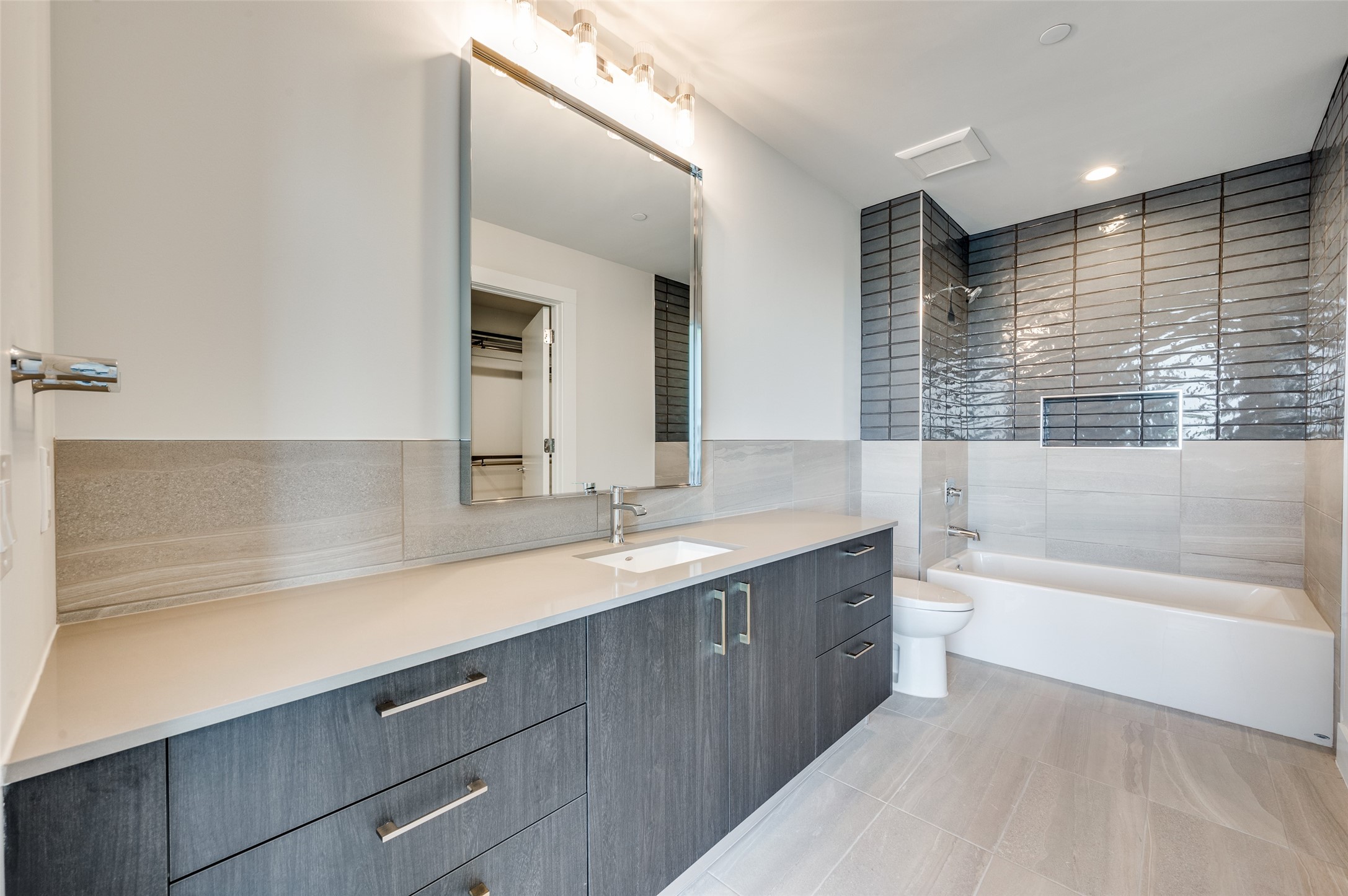 8119 Douglas Avenue 806