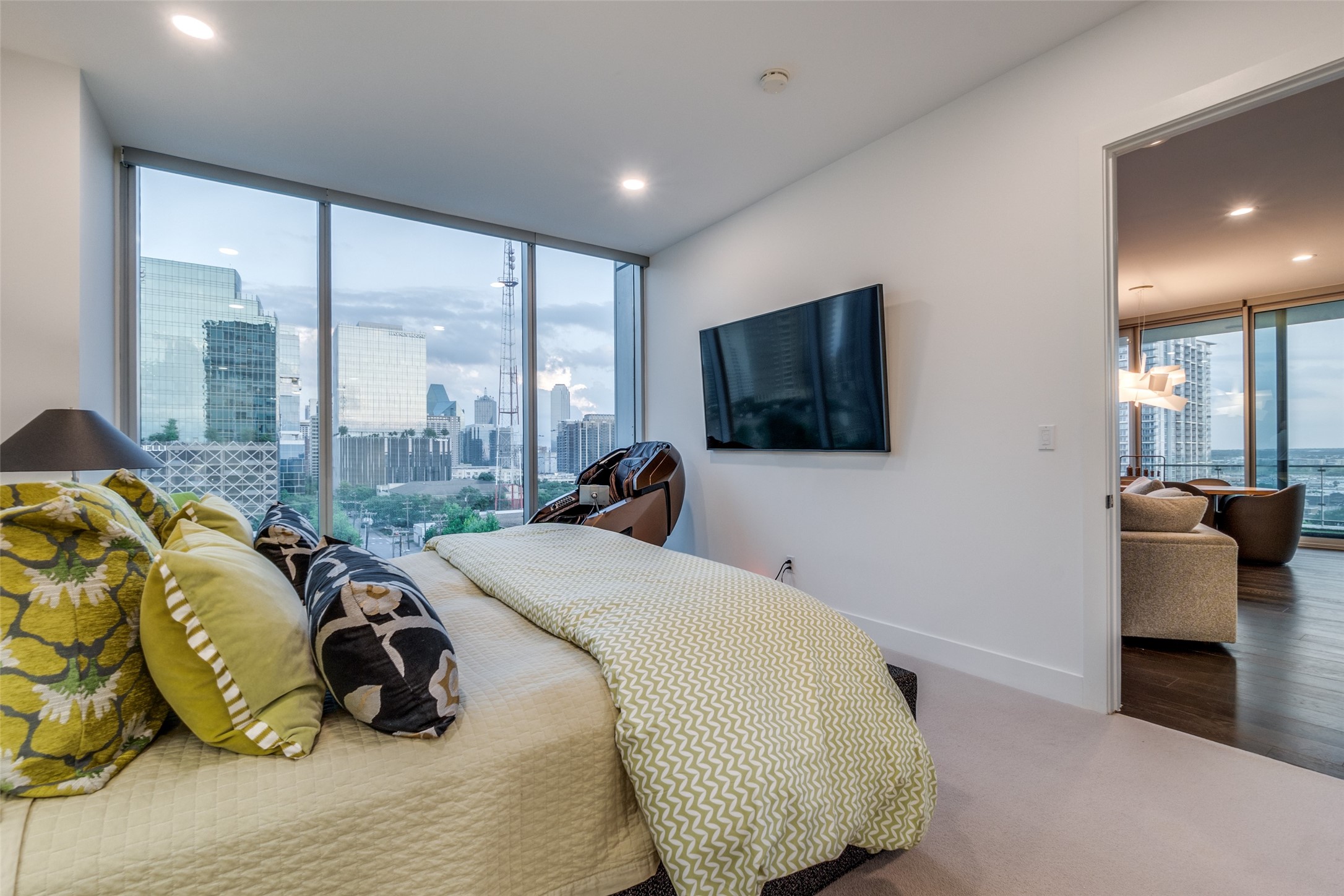 3130 N Harwood Street 901