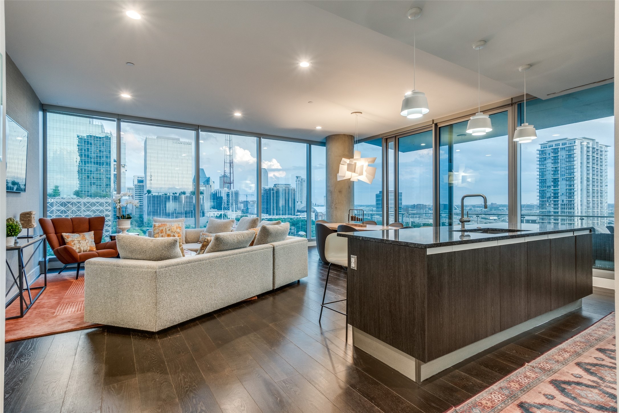 3130 N Harwood Street 901