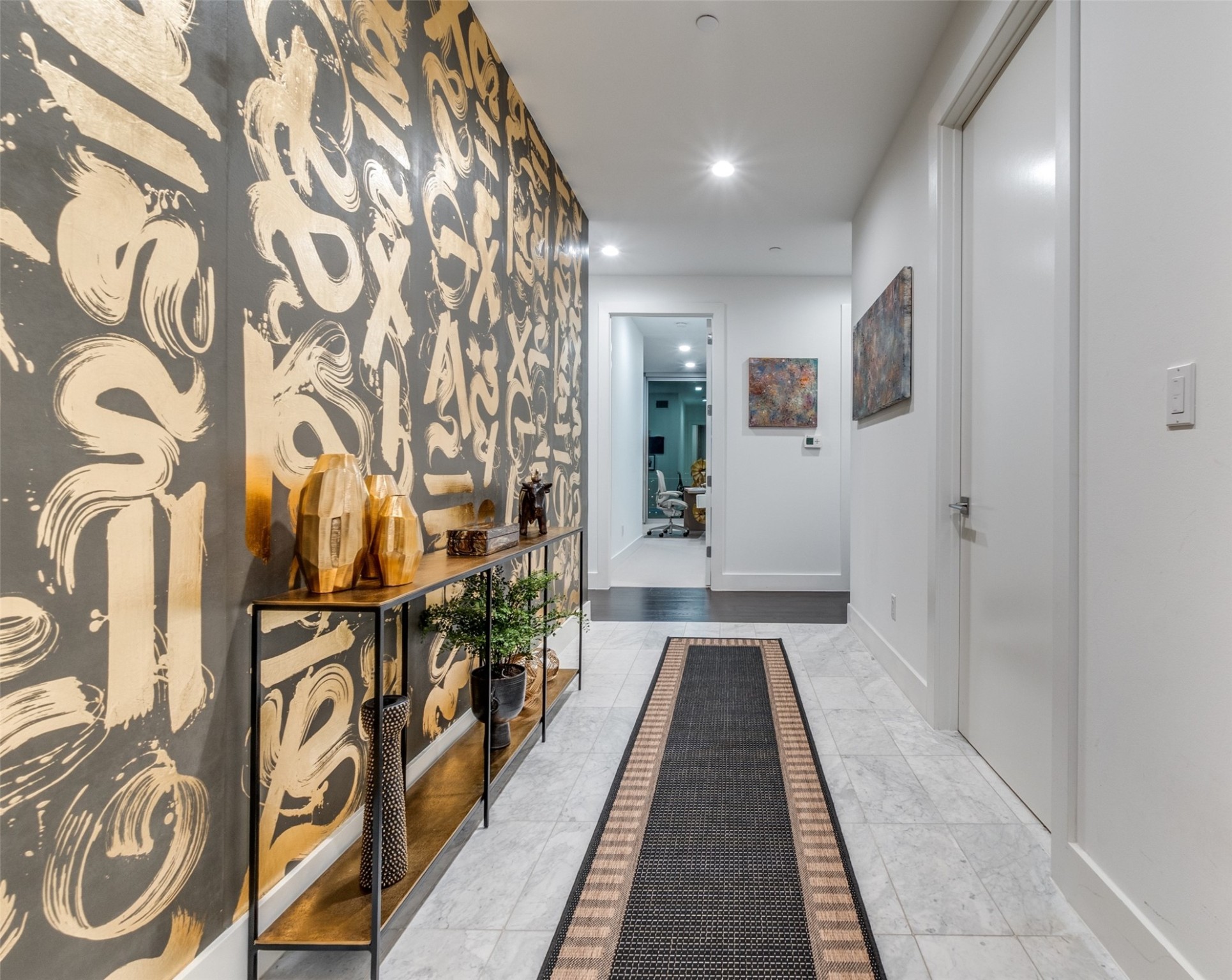 3130 N Harwood Street 901