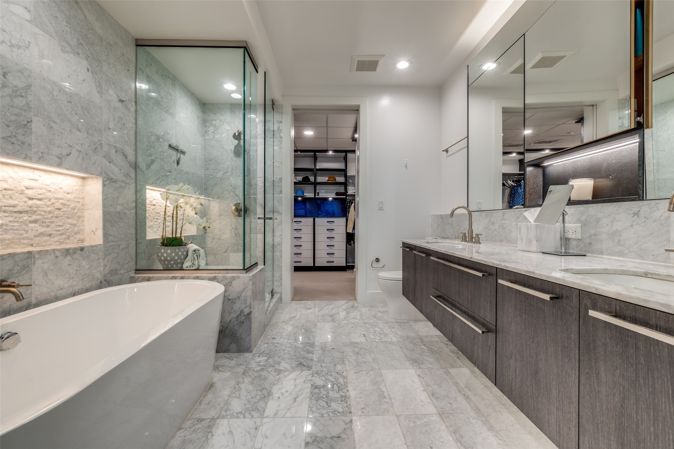 3130 N Harwood Street 901