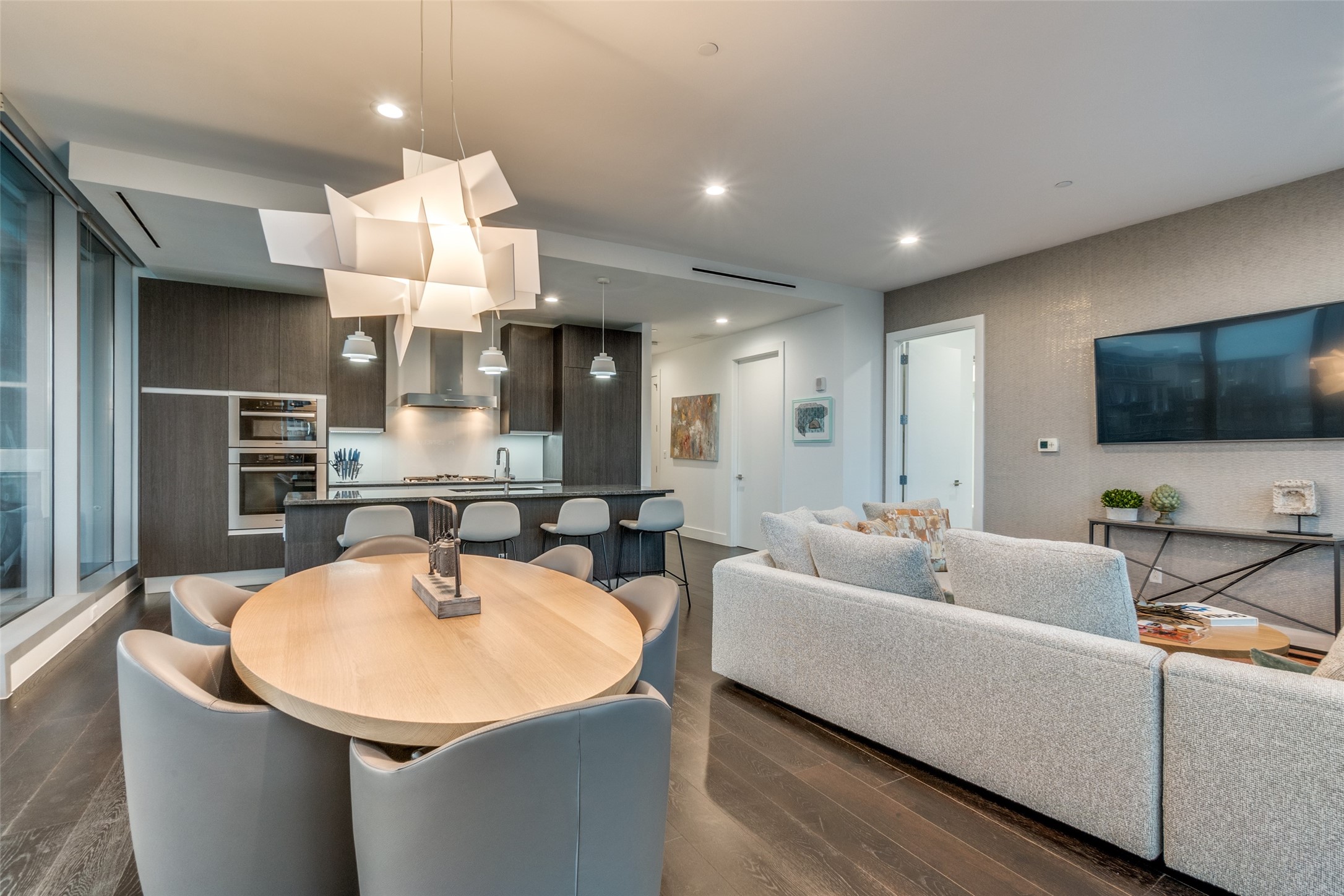 3130 N Harwood Street 901