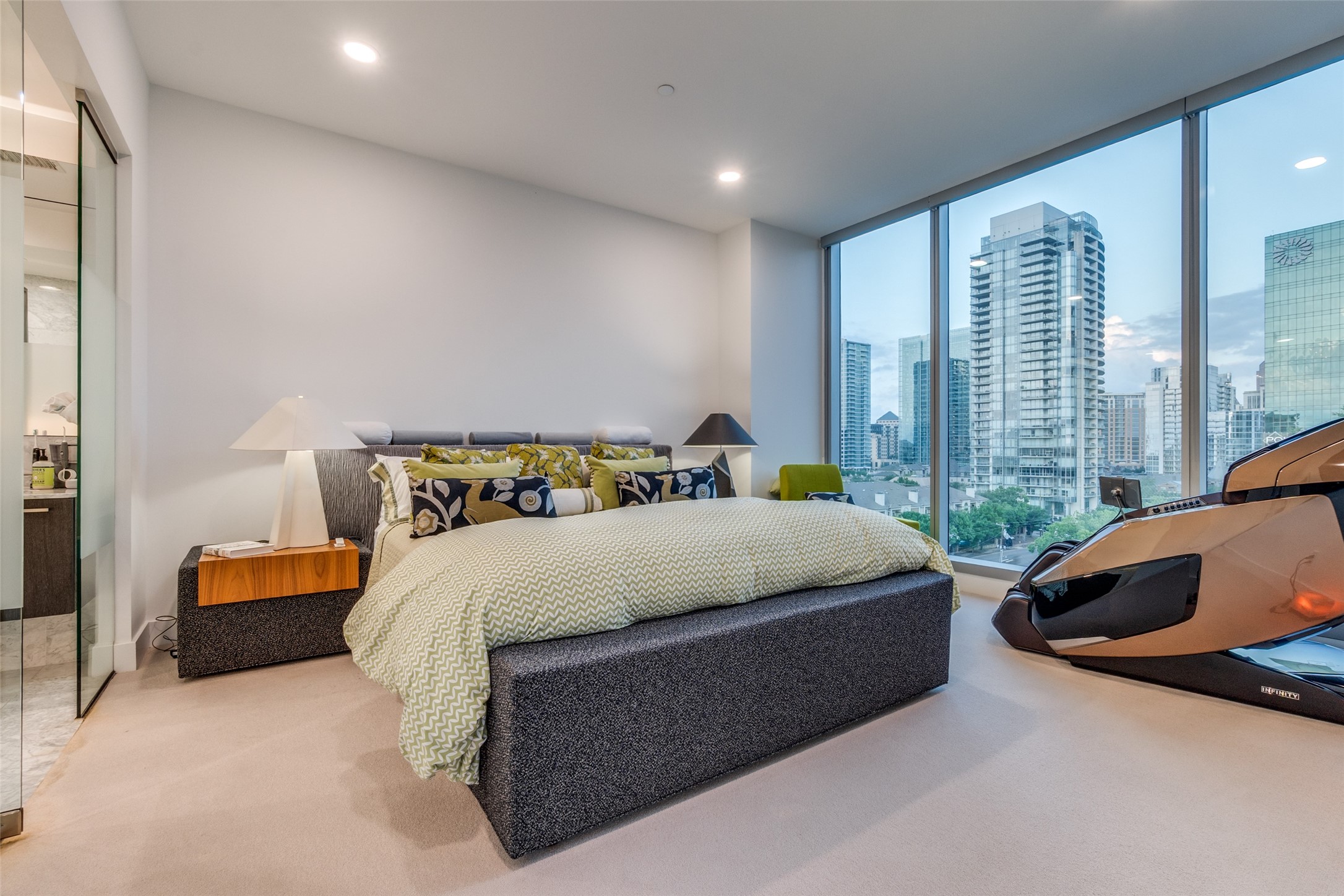 3130 N Harwood Street 901