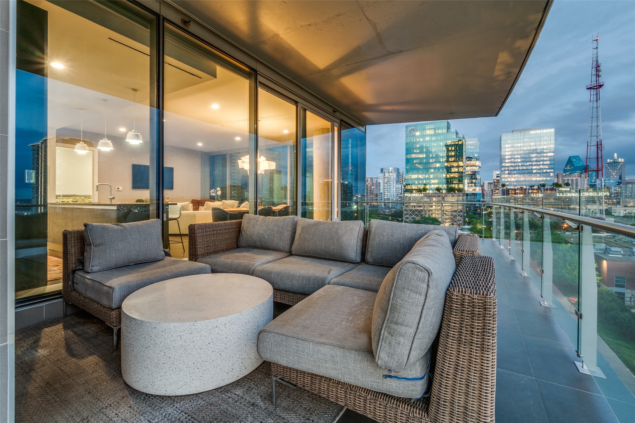 3130 N Harwood Street 901