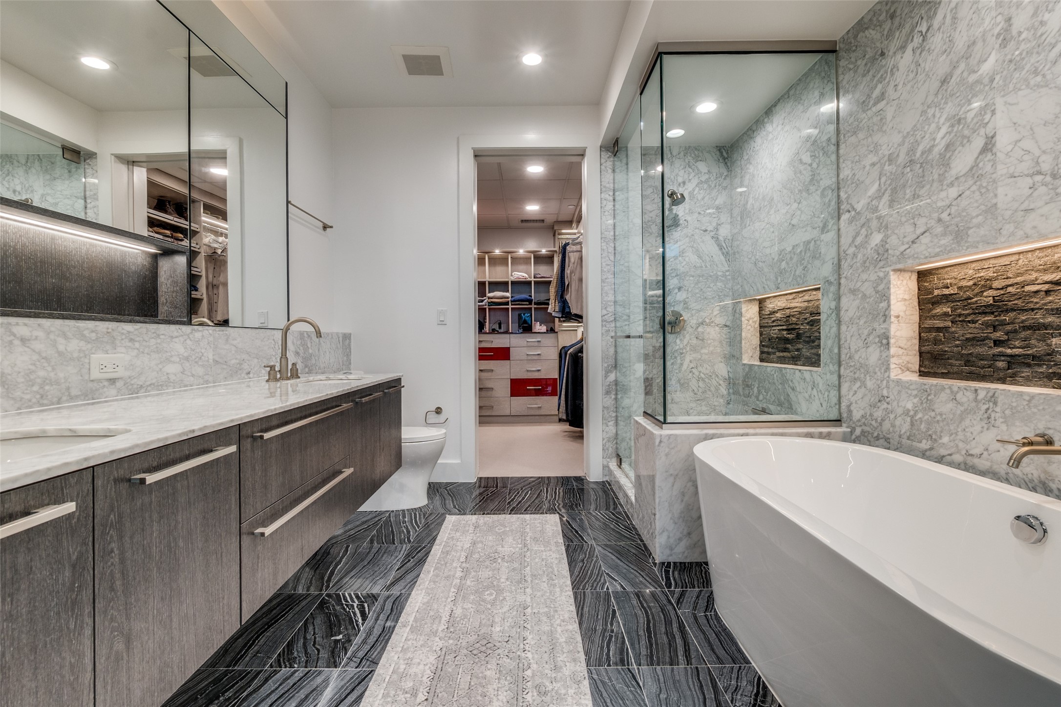 3130 N Harwood Street 901