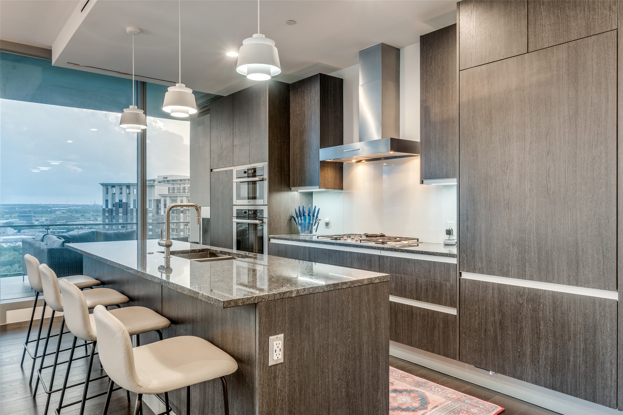 3130 N Harwood Street 901