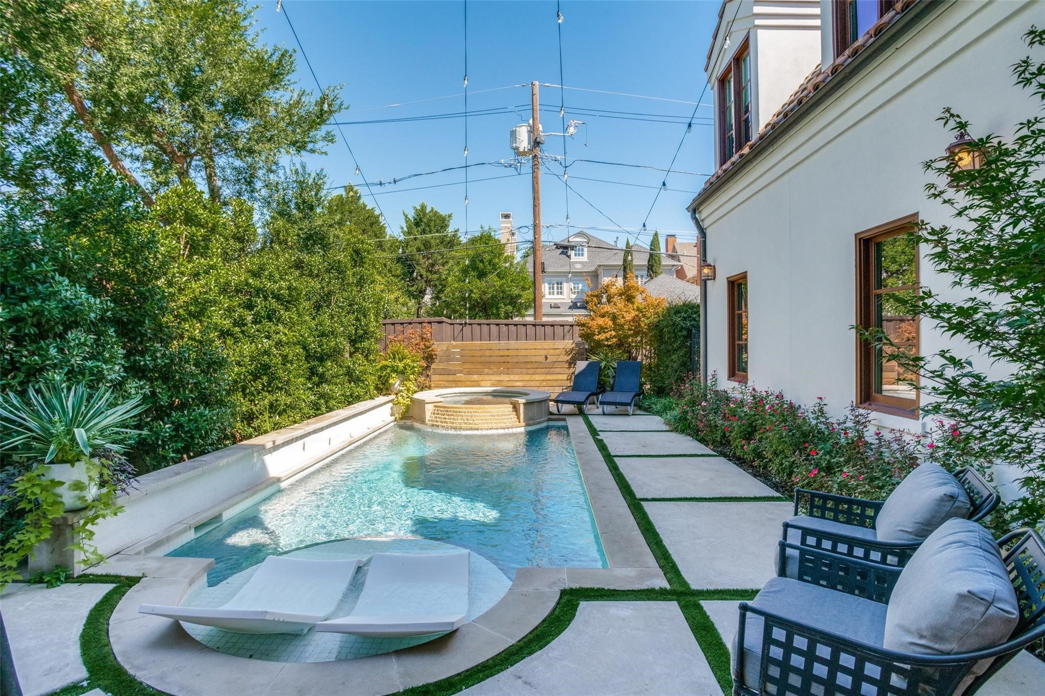 4432 Mockingbird Parkway