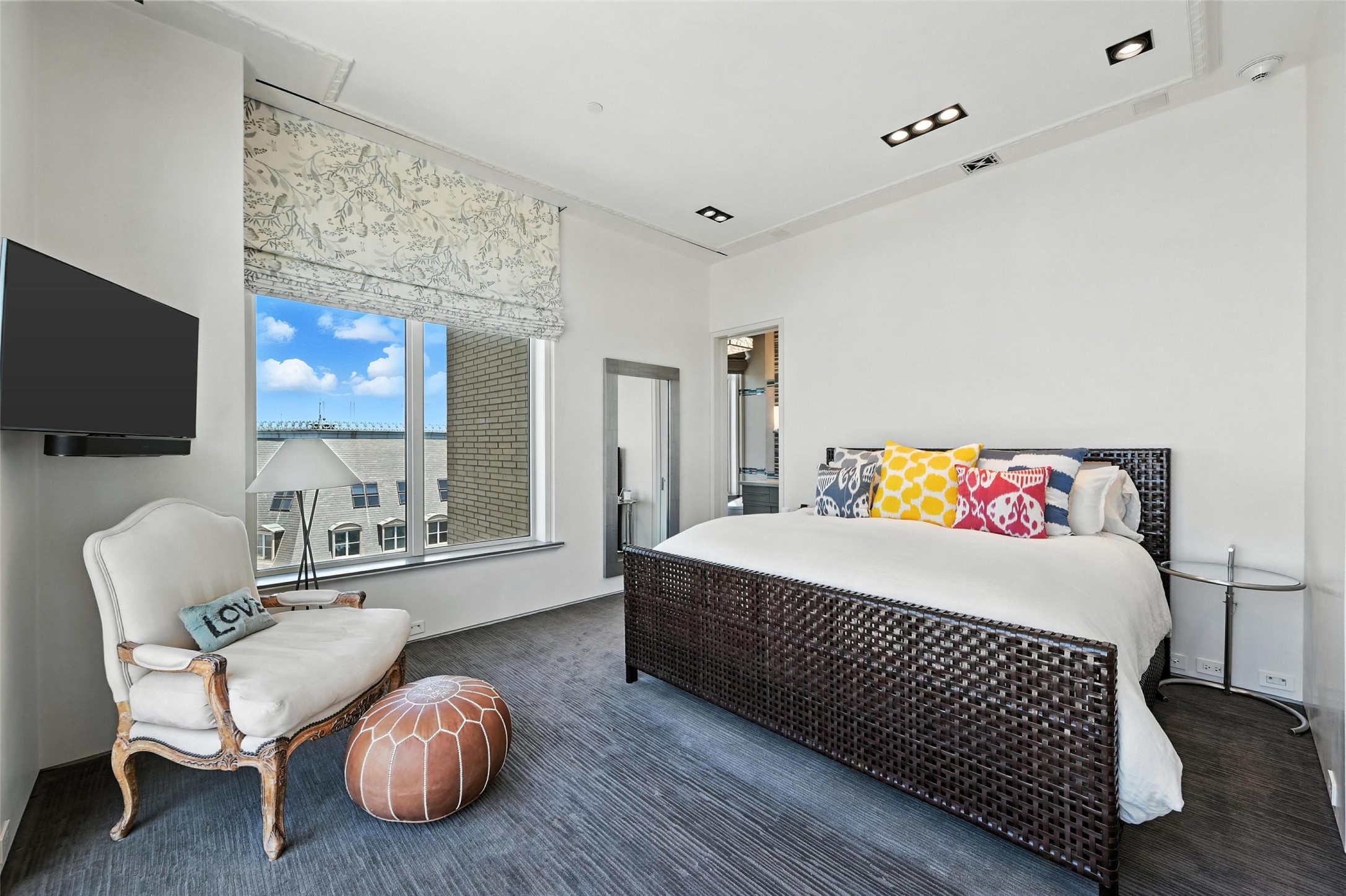 2555 N Pearl Street 2200