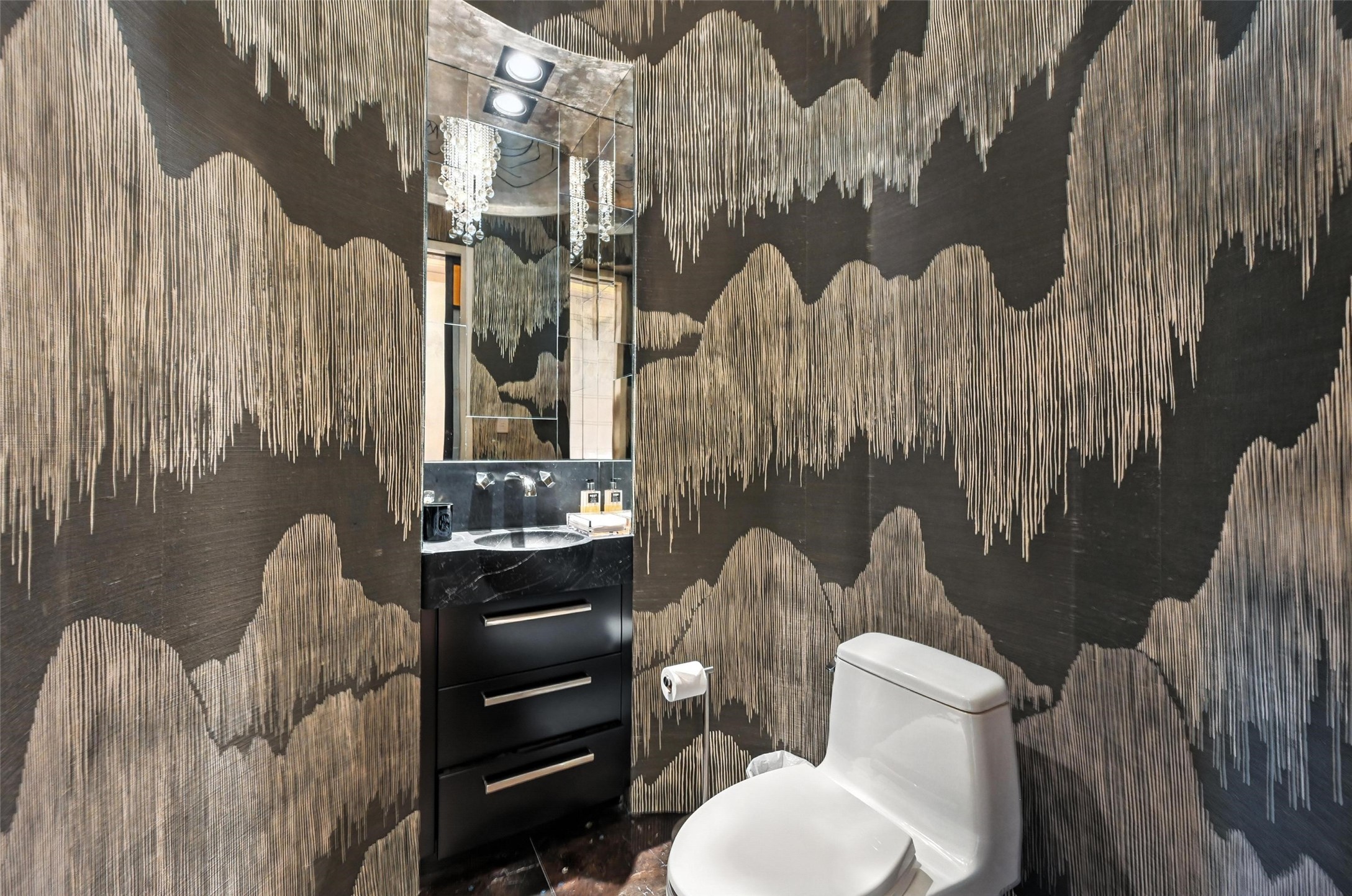 2555 N Pearl Street 2200