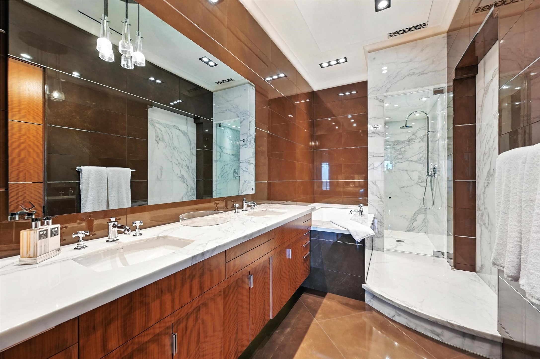 2555 N Pearl Street 2200