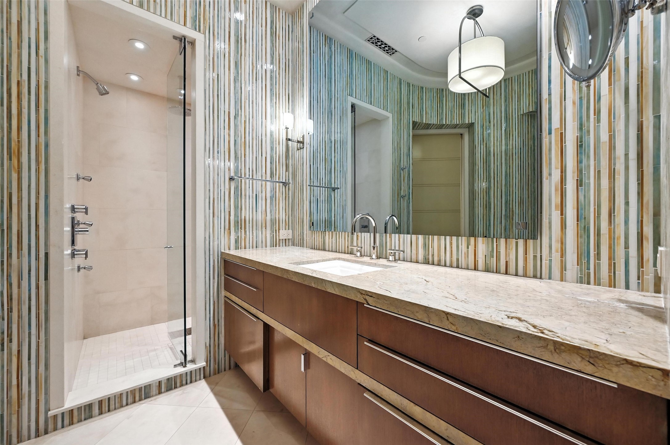 2555 N Pearl Street 2200