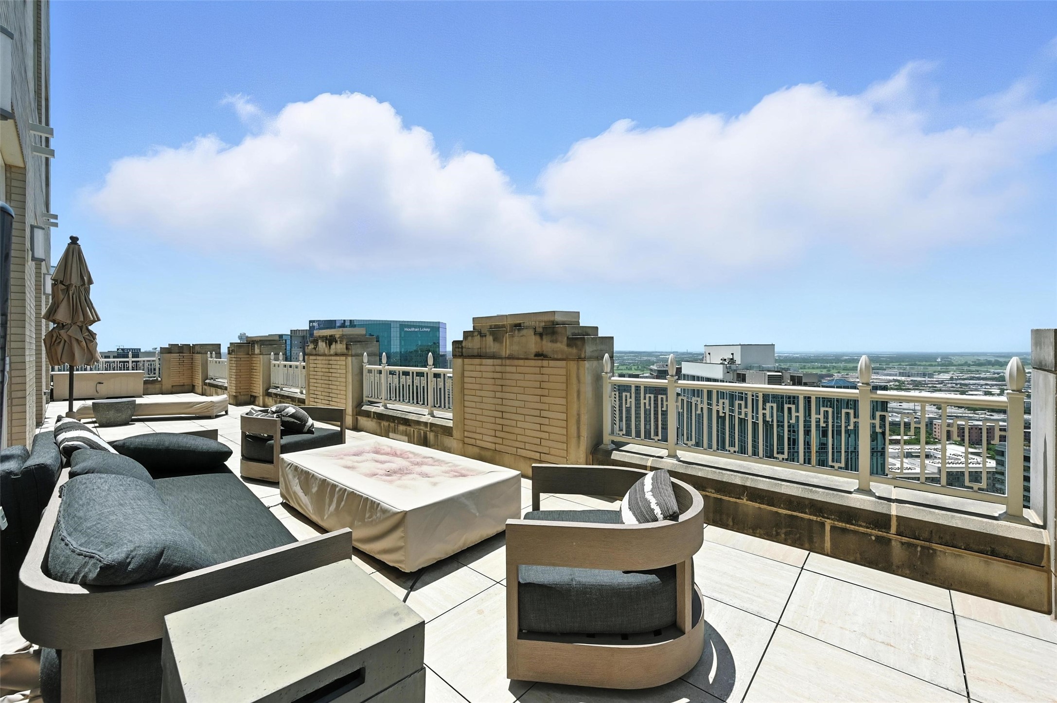 2555 N Pearl Street 2200