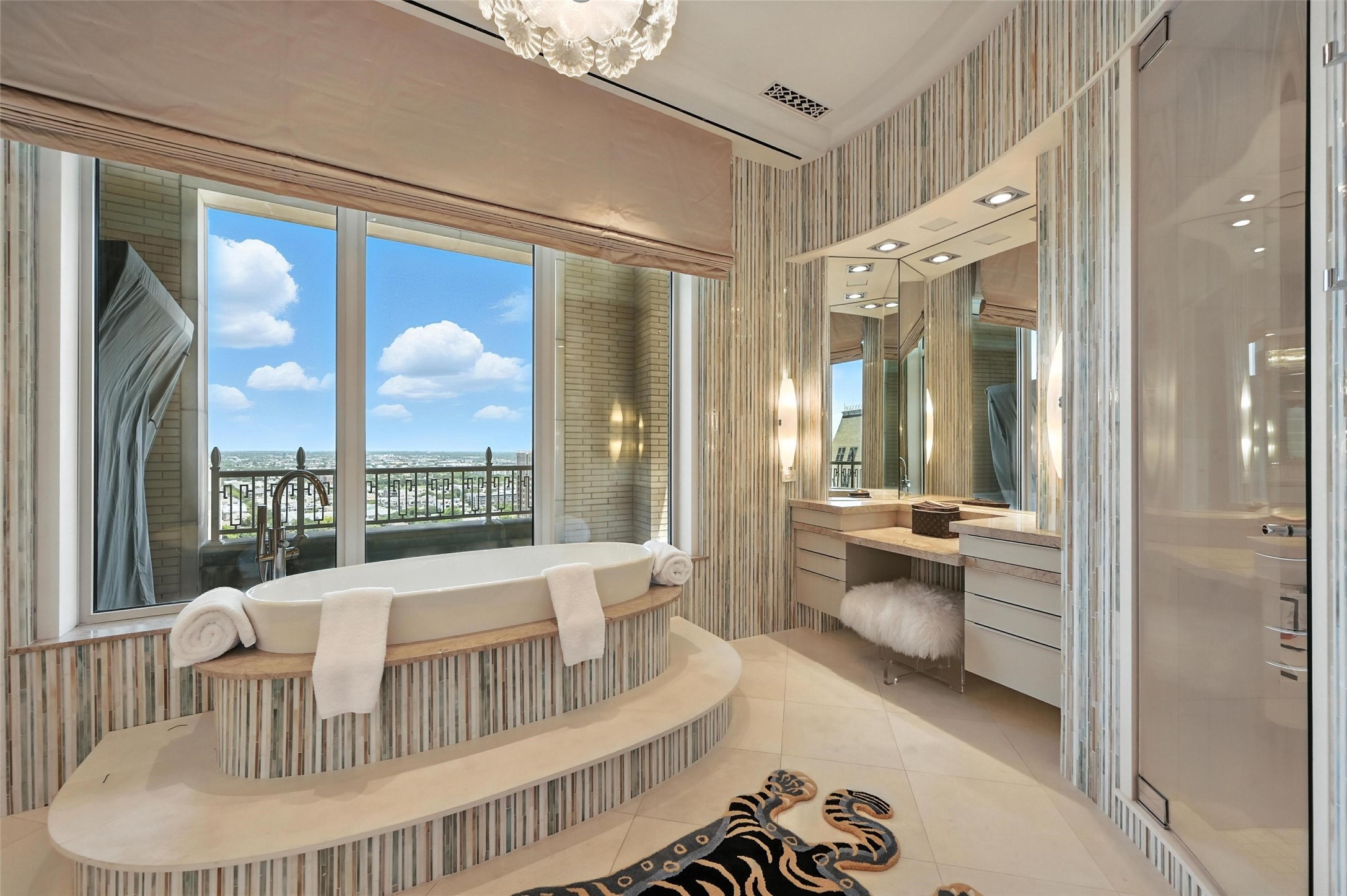 2555 N Pearl Street 2200