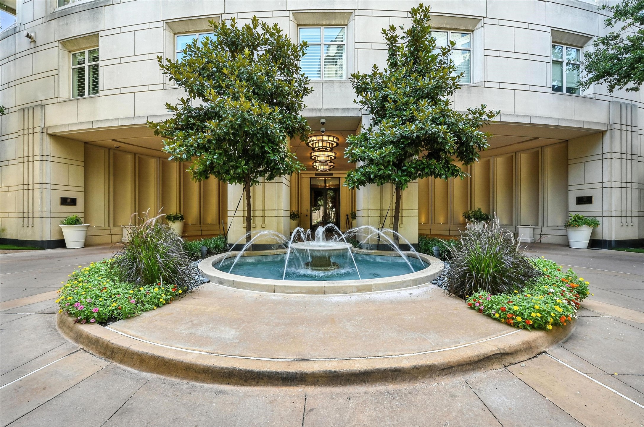 2555 N Pearl Street 2200