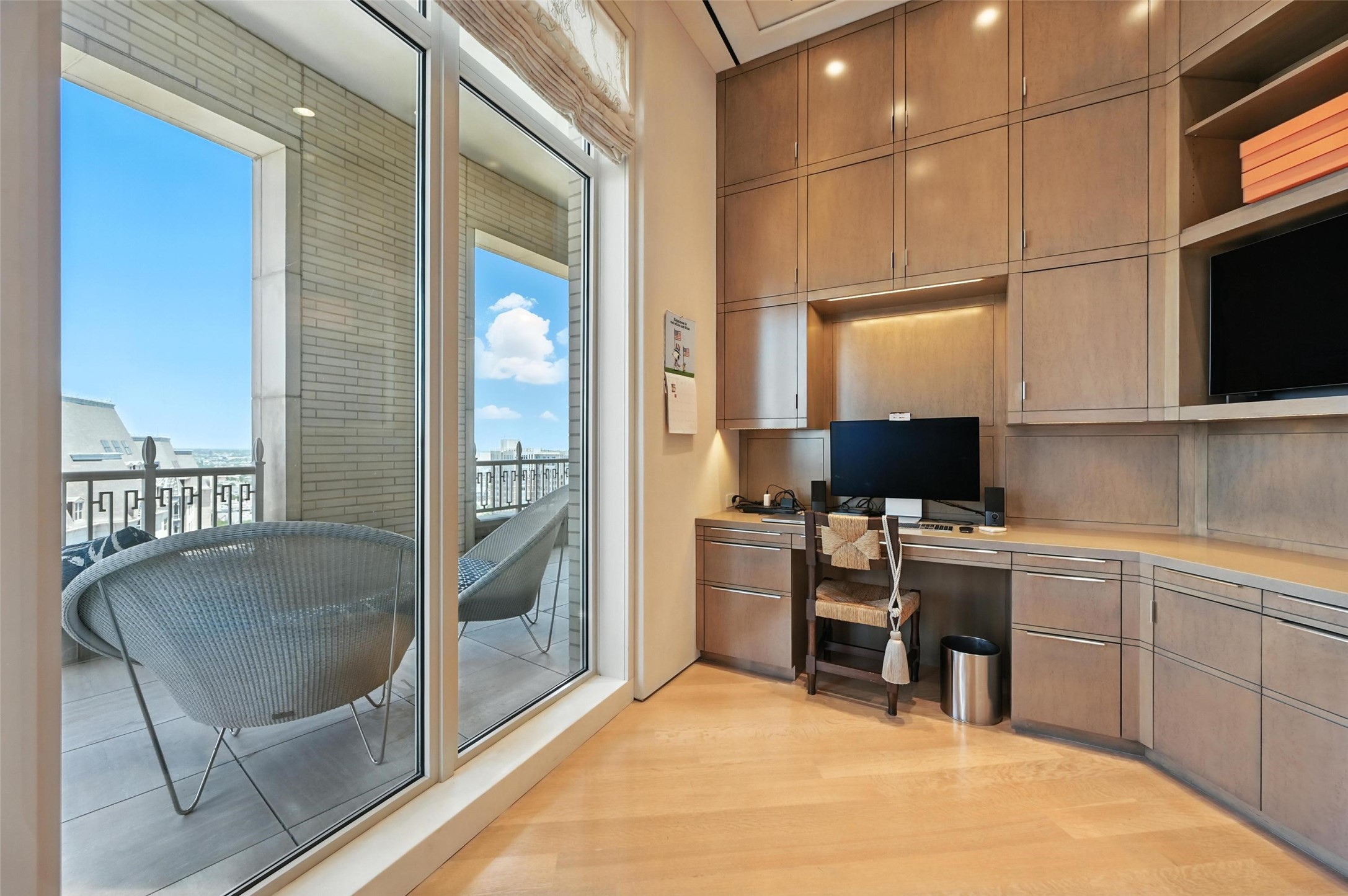 2555 N Pearl Street 2200