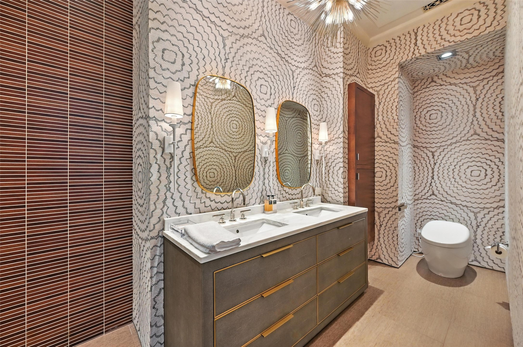 2555 N Pearl Street 2200